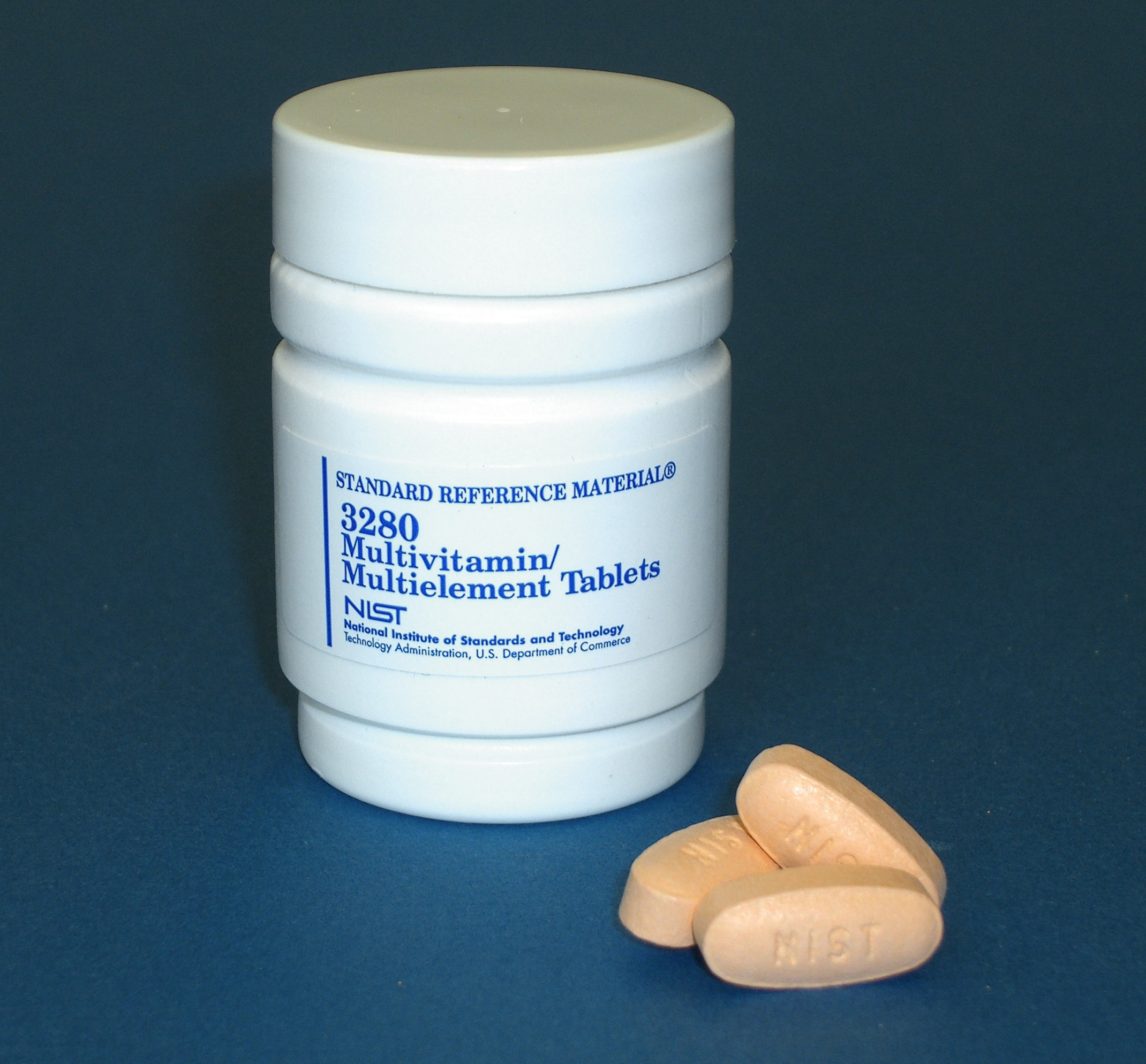 ZMA: estojos e potes de suplemento de zinco, magnésio e vitamina B6 lado a lado