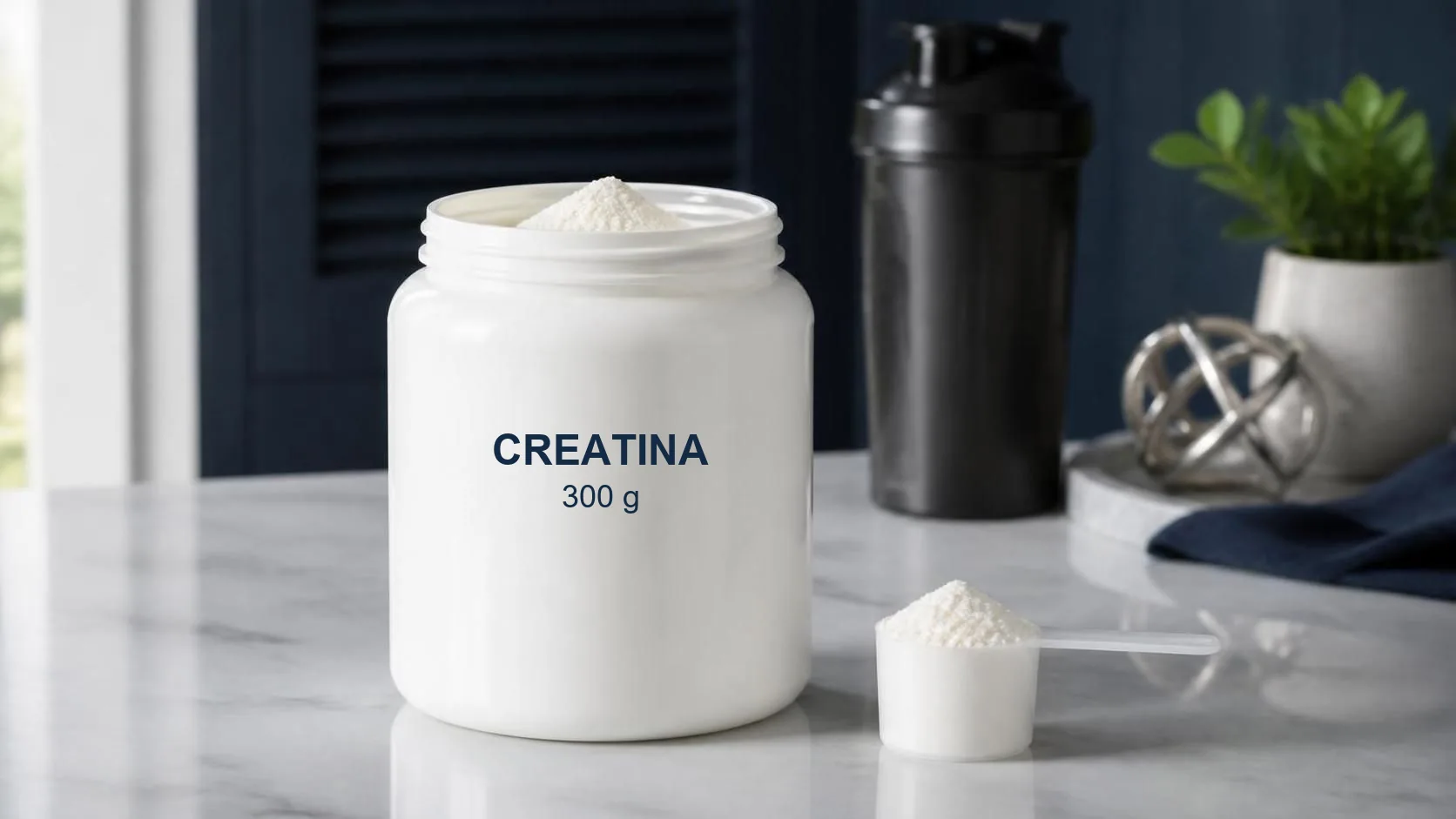 Pote ilustrativo de creatina 300 g com dosador de pó sobre bancada